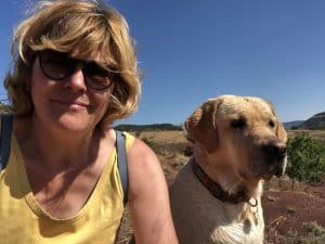 Valérie pose avec Moïra en vacance