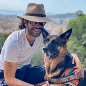 Arthur, en vacance est assis à côtés de Loya, ils sont radieux.