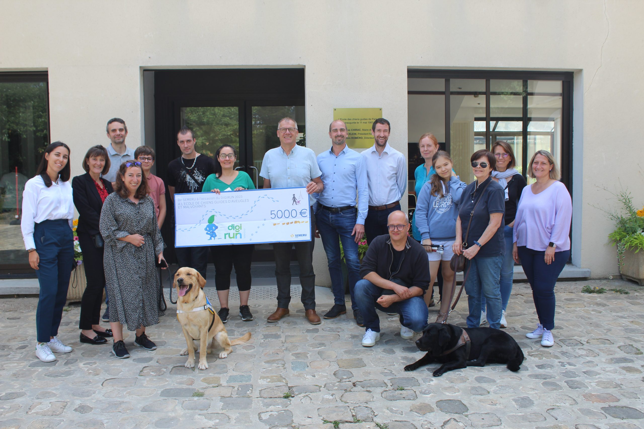 remise de chèque de 5000€ par l'entreprise SEMERU