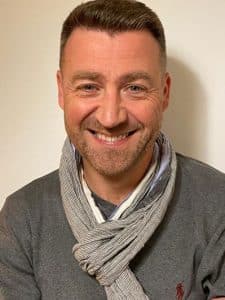 Portrait de Sébastien dirigeant d'Avex. Il est souriant.