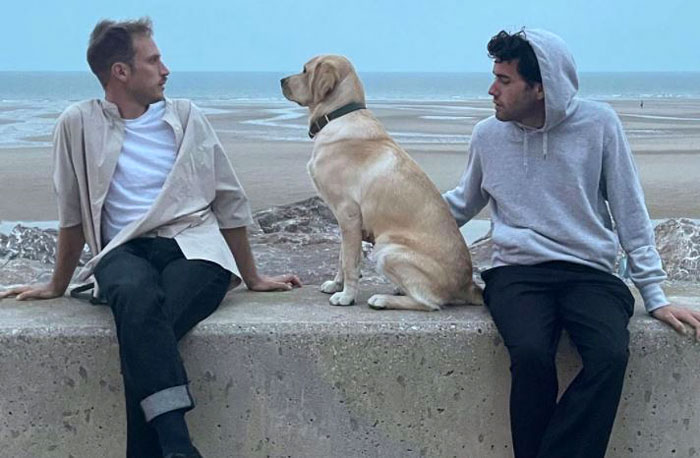 A la plage, Rodin est assis au milieu de Romain et Adan