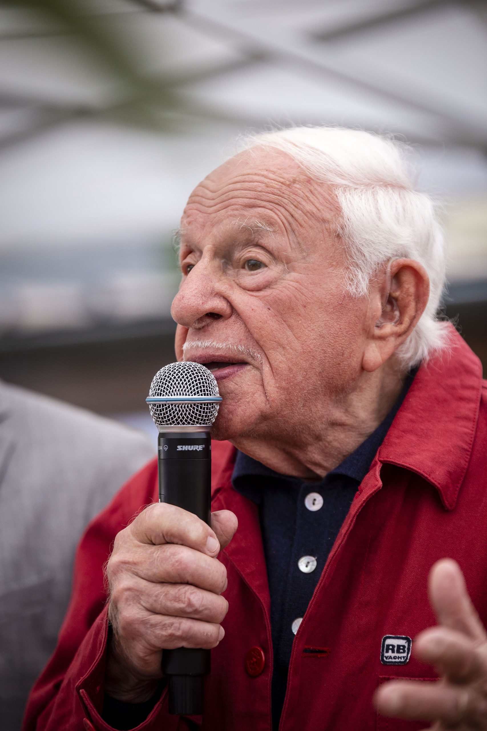 Le Dr Klein prend la parole pour son discours 