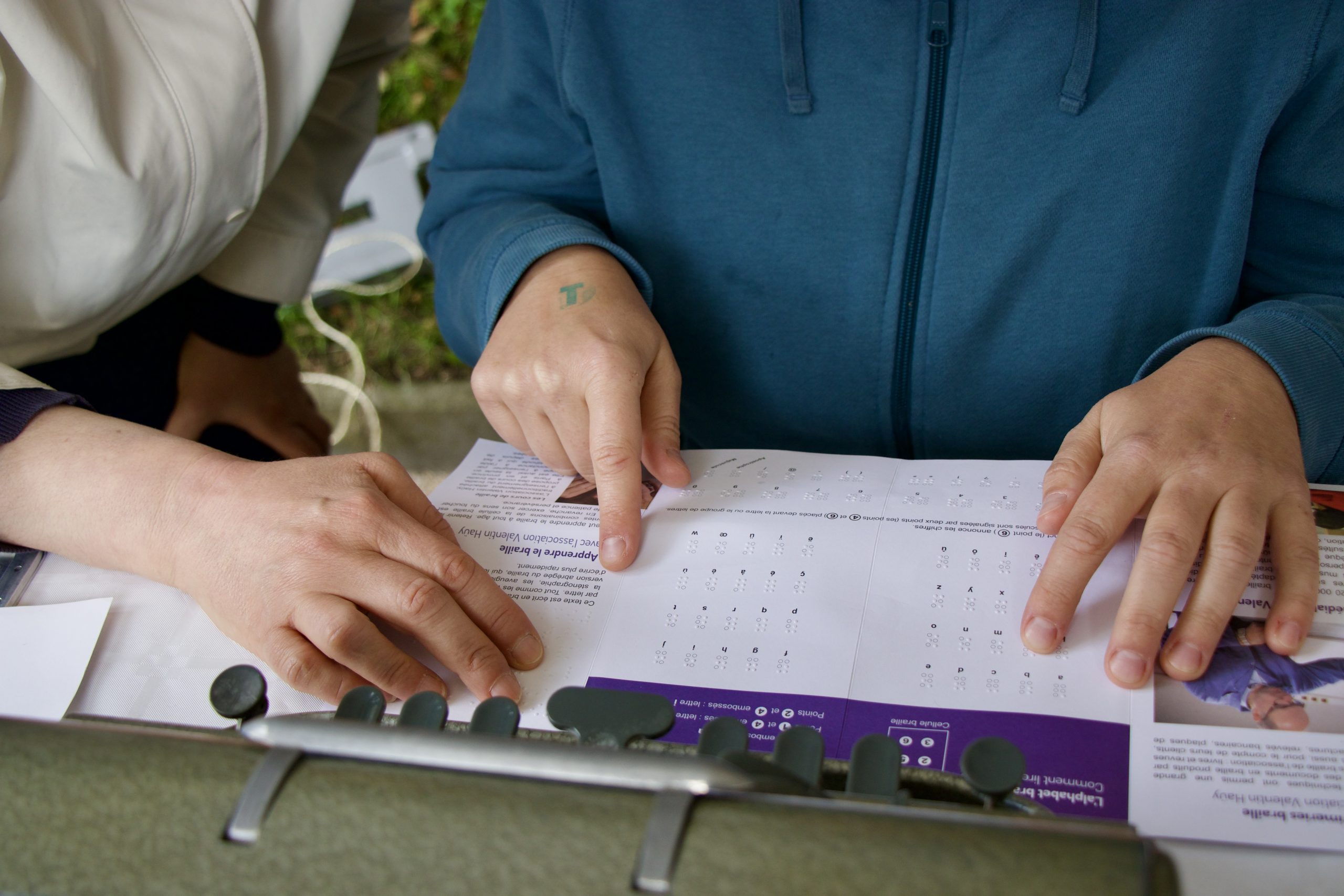Initiation au braille - zoom sur des mains