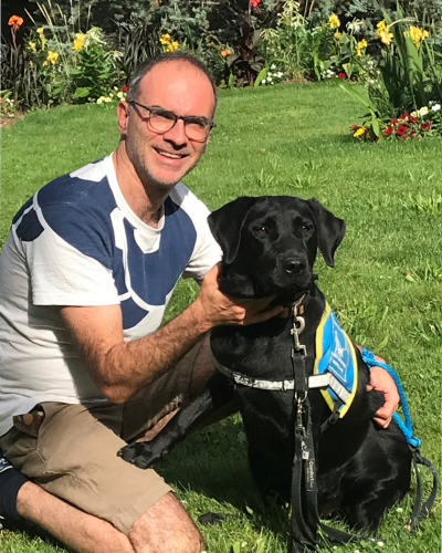 Notre trésorier adjoint posant un chien guide
