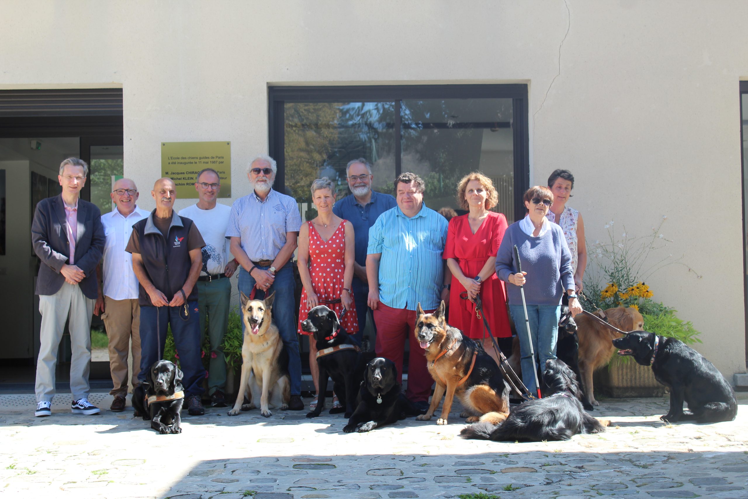 L'ensemble des membres du conseil d'administration se tiennent devant l'École