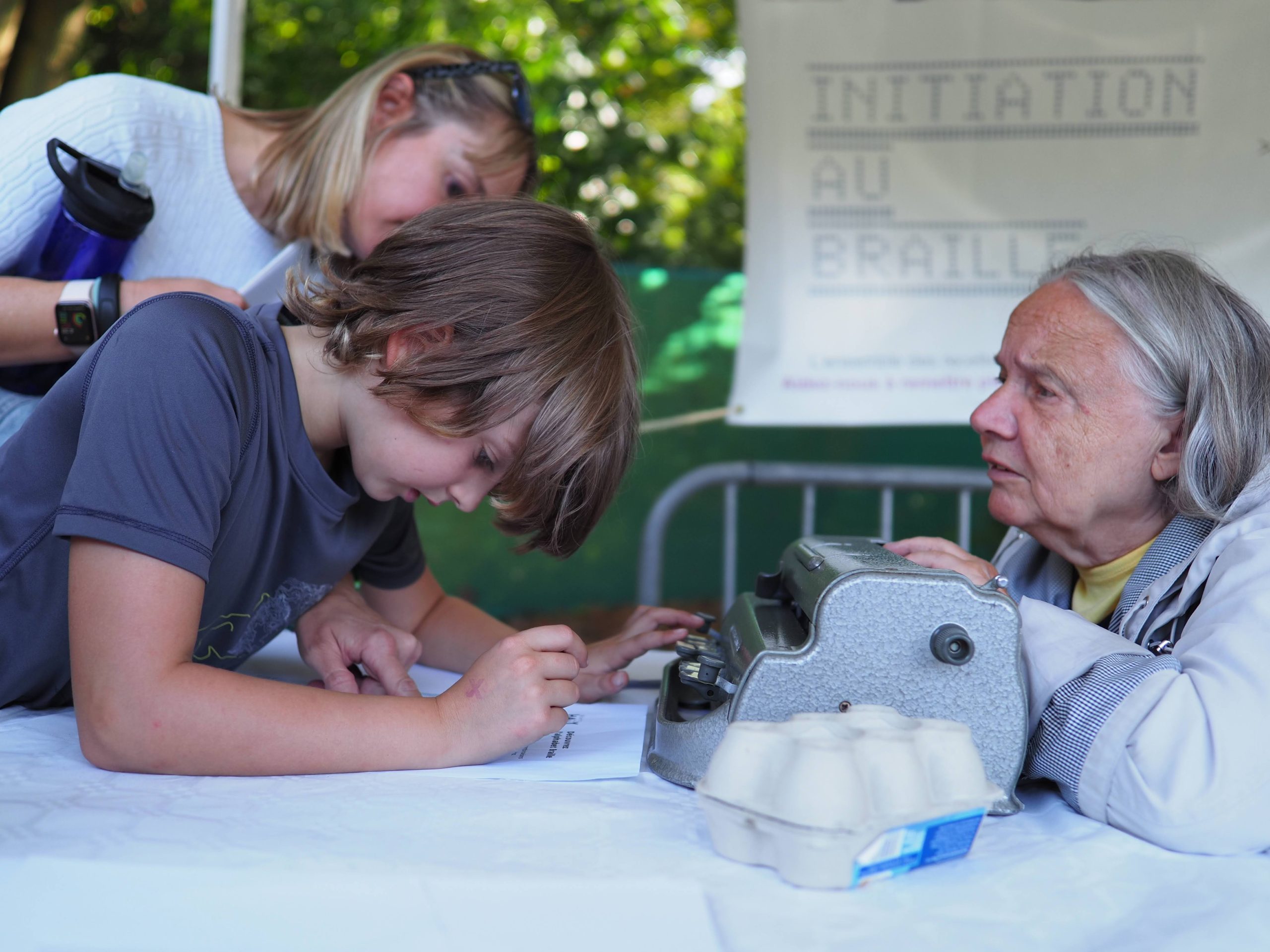 Un enfant essayant de lire un texte en braille