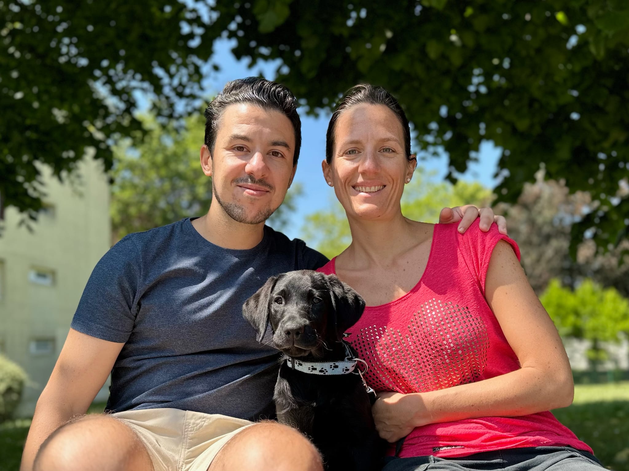 Audrey et Emir, famille d'accueil, avec Uba, femelle labrador noir