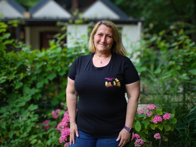 T-shirt noir Chiens Guides Paris avec une illustration du pôle élevage (avec des chiots et la maman)