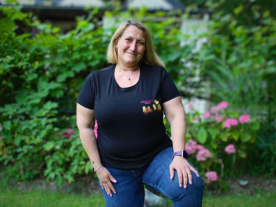 T-shirt noir Chiens Guides Paris avec une illustration du pôle élevage (avec des chiots et la maman)