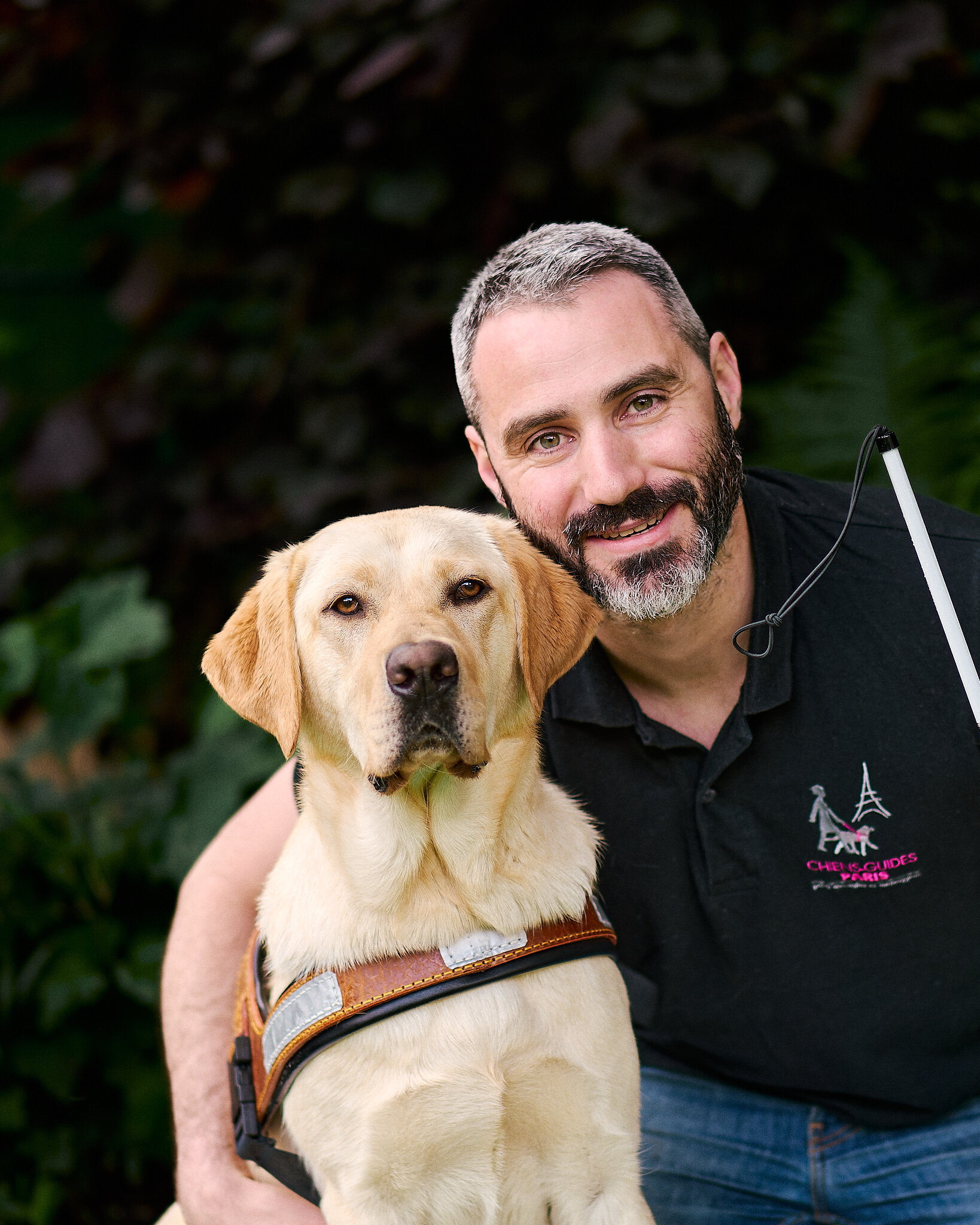 Benjamin posant avec Twitter, labrador sable 