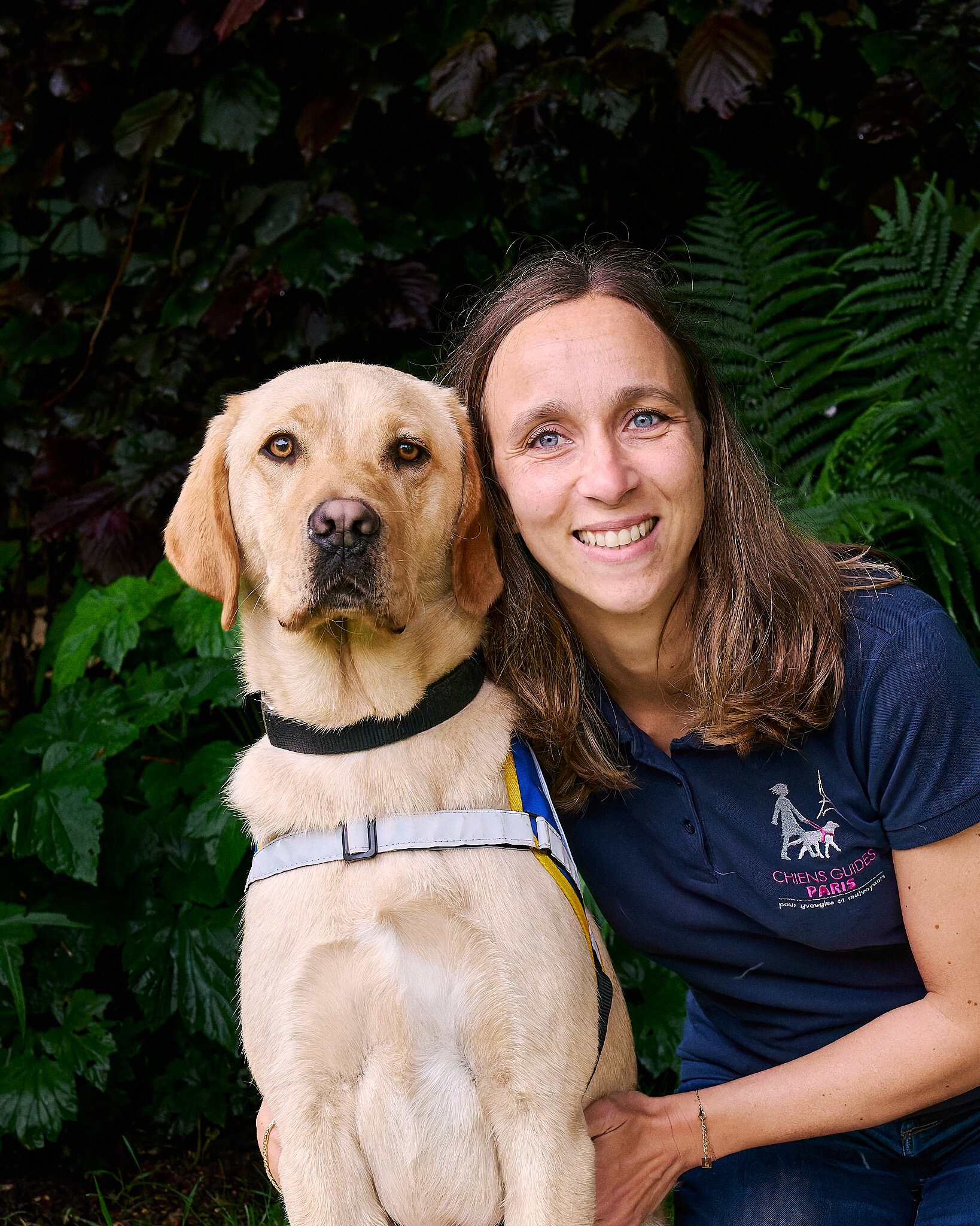 Emilie posant avec Tyl, labrador sable