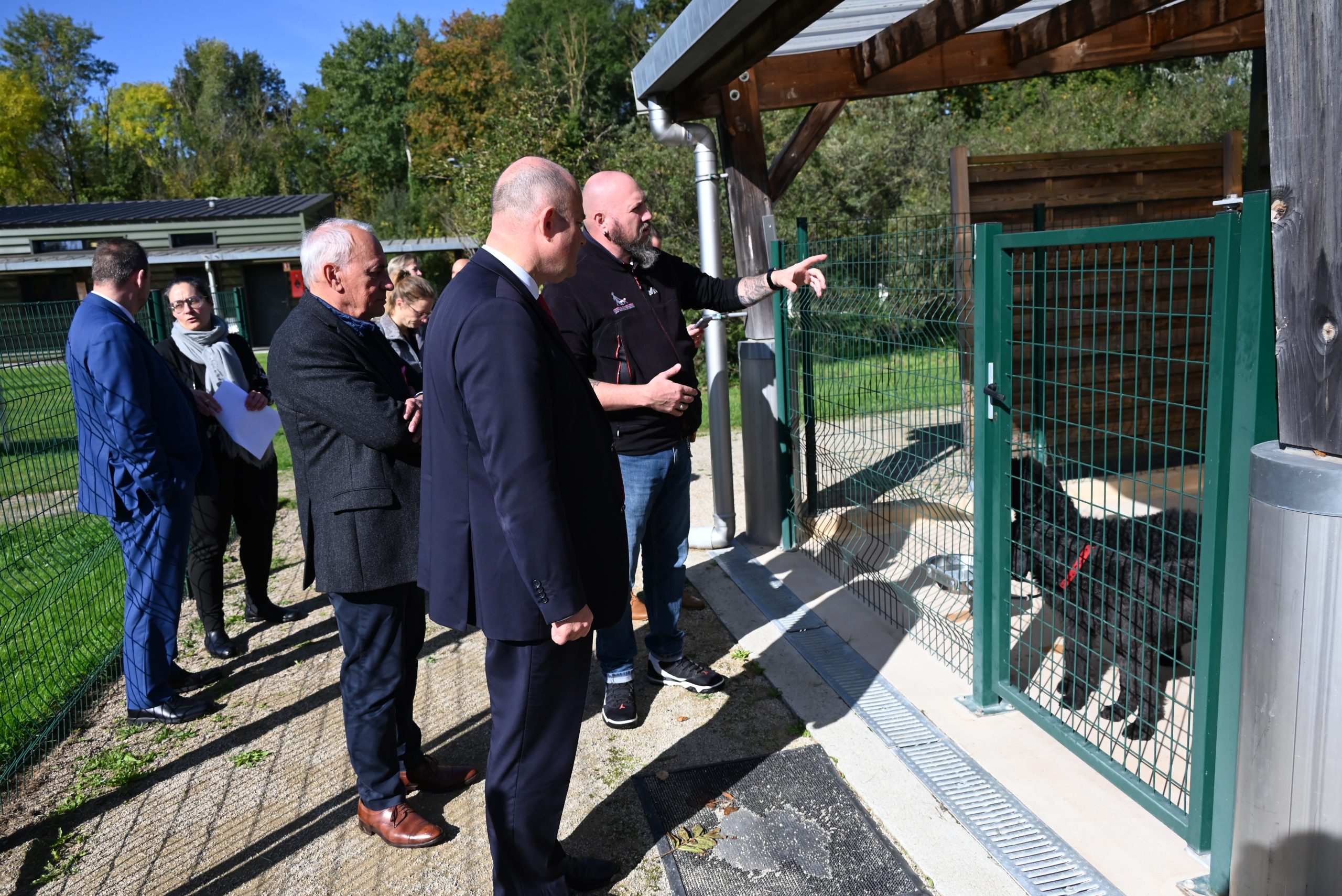 Monsieur le préfet des Yvelines en compagnie du maire de Buc devant les boxe des chiens en éducation