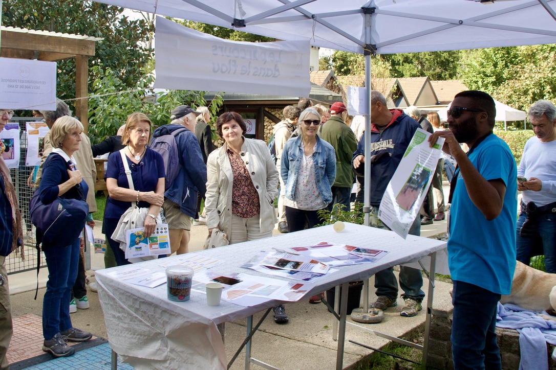 Photo u stand " Parcours dans le flou" mis en place lors de notre JPO. Dimitri, instructeur en locomotion explique aux visiteurs son stand