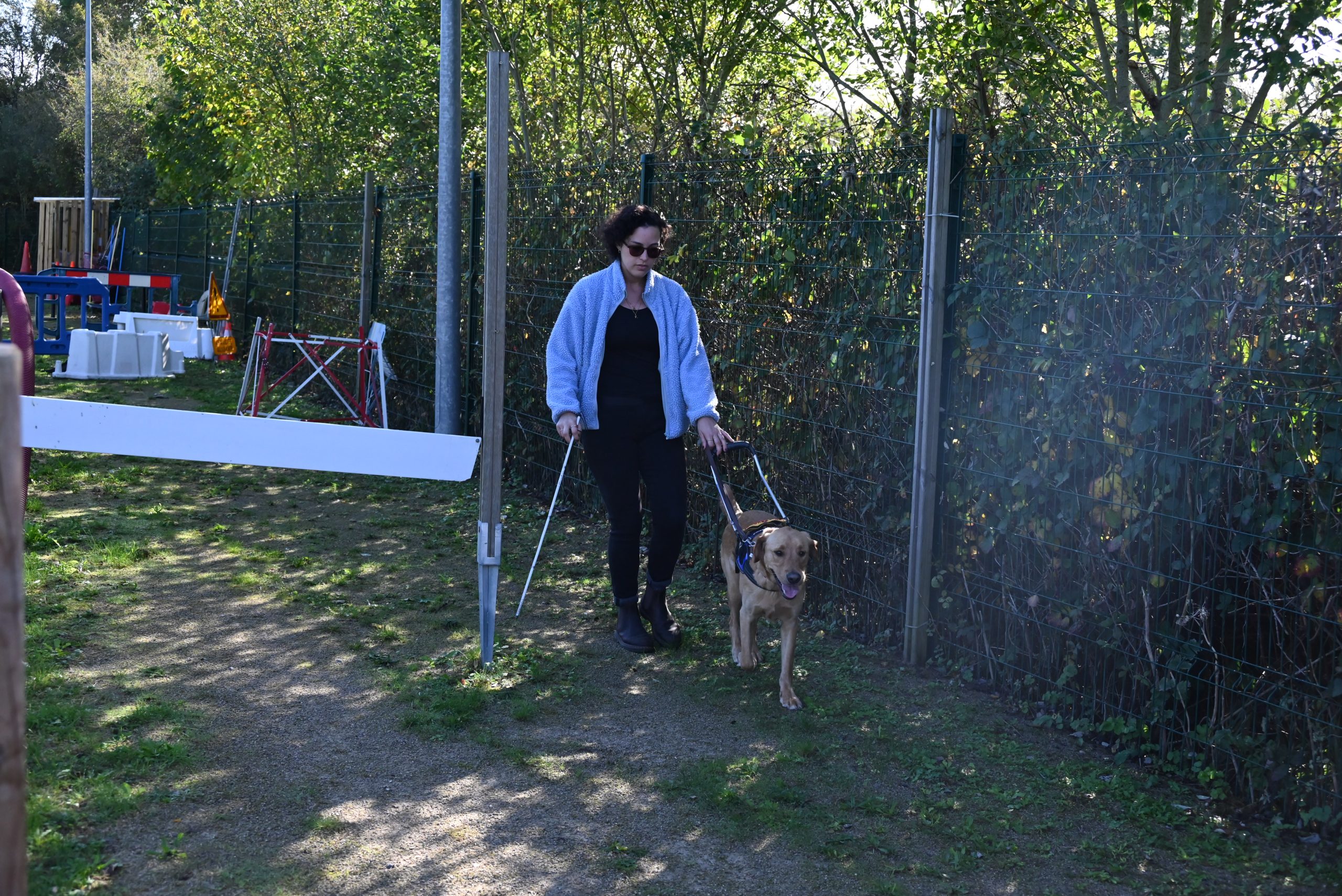 Démonstration de Noémie avec son chien sur une piste d'exercice a Buc