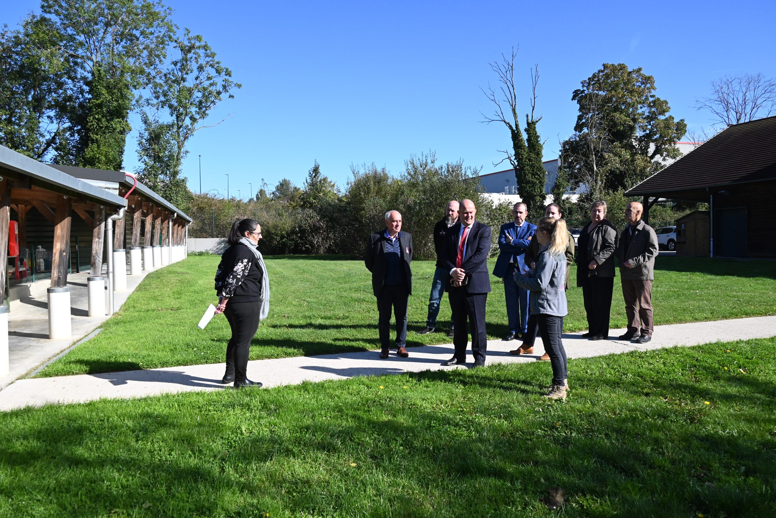 Photo de groupe dans le parc du centre d'élevage de Buc 