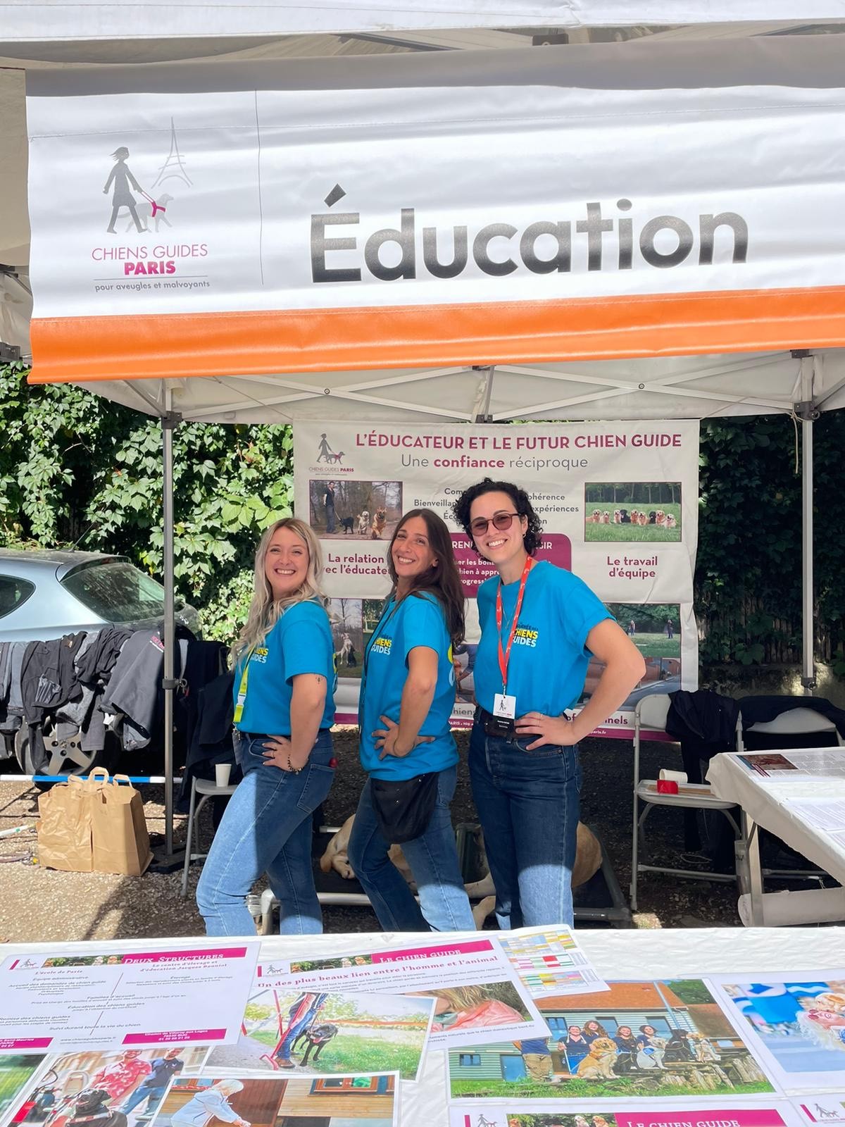 Photo de groupe de trois éducatrice présente sur le stand " éducation " lors de la JPO