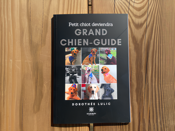 Livre de poche "Petit chiot deviendra grand chien guide". La couverture est noire, avec au centre plusieurs petits carrés contenant des photos de chiens guides.