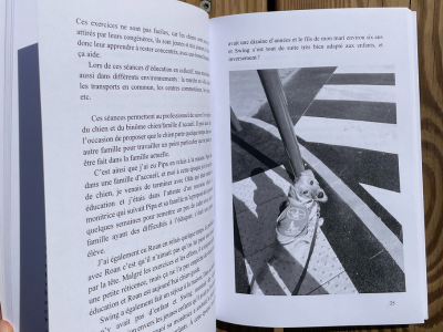 Photo d’illustration du livre : une page de texte accompagnée d’une page avec la photographie d’un chien portant son harnais de travail.