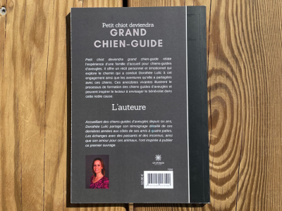 Photo de l'arrière du livre , avec le résumé du livre " petit chiot deviendra Grand Chien-Guide "