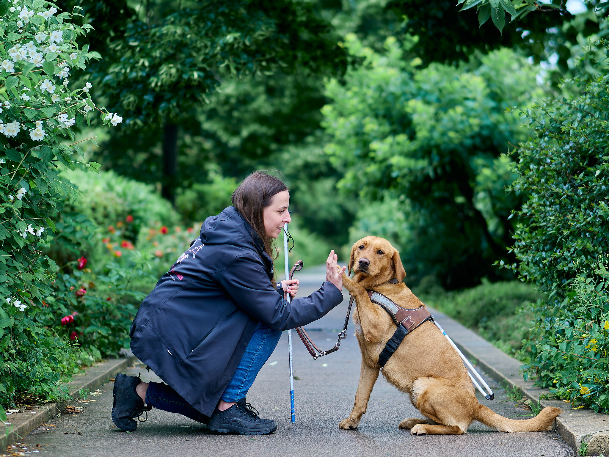 Photo d'un éducateur et son chien