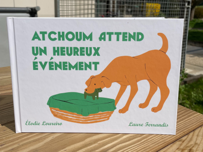 Livre pour enfants, dessin d'un labrador qui regarde un lit de chiots