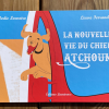 Tome 2 du livre pour enfant "Atchoum", sur fond bleu nous avons un labrador beige avec un collier noir