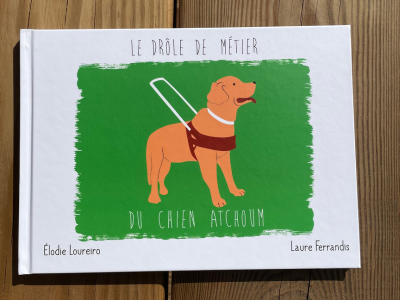 Photo de la page de couverture du tome 1 du livre Atchoum, avec un dessin d'un labrador avec son harnais de travail