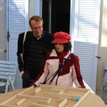 La maîtresse d'Uma et la famille d'accueil sur un jeu d'équipe