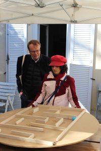 La maîtresse d'Uma et la famille d'accueil sur un jeu d'équipe