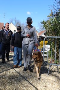 Timy, sa maîtresse et sa famille sur un atelier