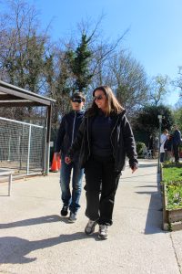 Un enfant et Margaux en technique de guide