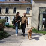 Triss, famille d'accueil et maître en déplacement dans l'école