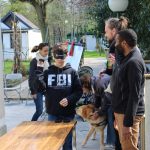 Un enfant au bandeau sur un atelier de lancer de palais