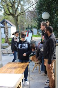 Un enfant au bandeau sur un atelier de lancer de palais