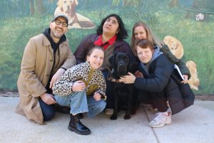 Twinnie, sa famille et son maître