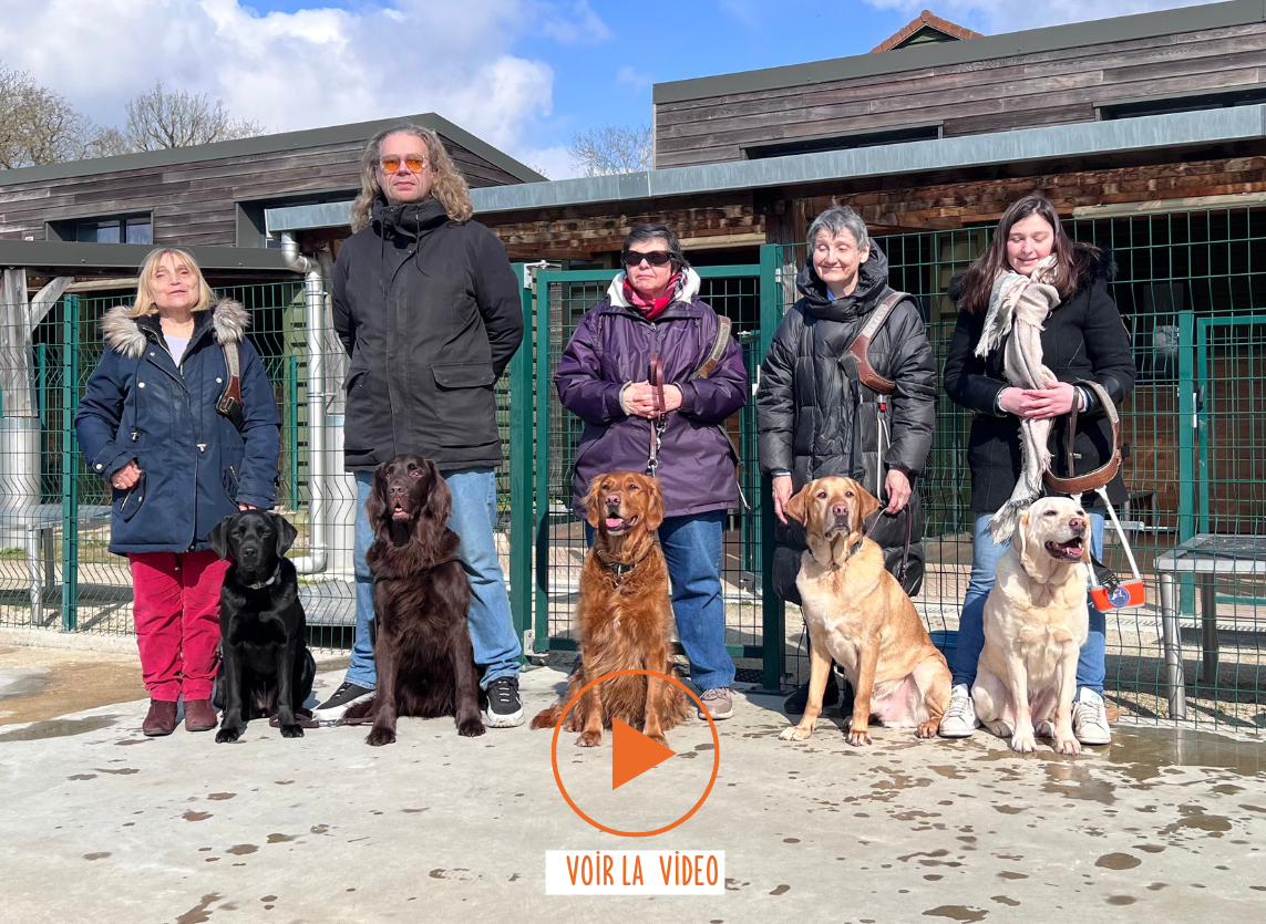 Photo de groupe de personnes déficientes visuelles lors de la Journée de la Perf à Buc.