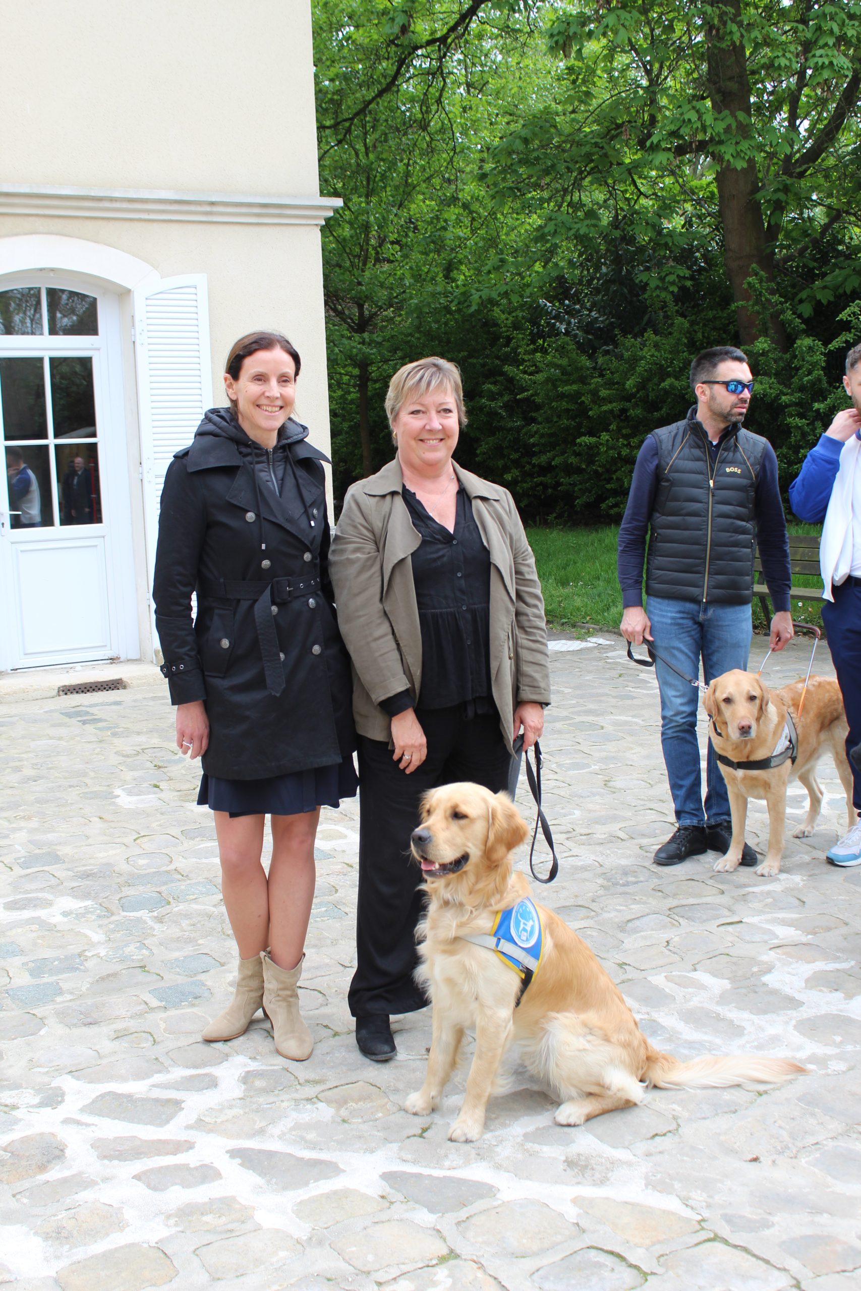 Photo de Madame la Ministre avec une déficiente visuelle