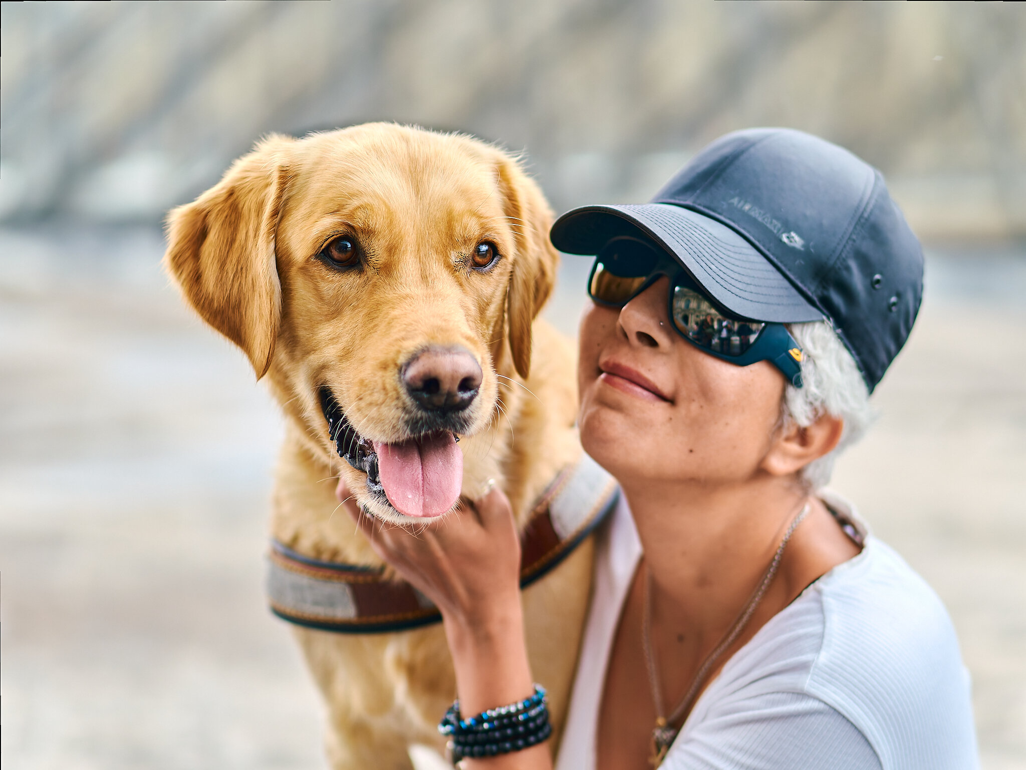 Photo de Timy, un golden sable, avec Valentine, sa bénéficiaire, à sa droite.