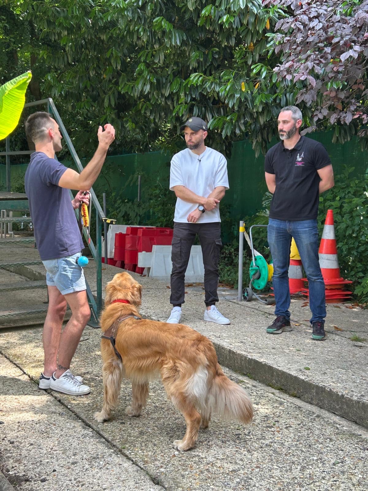 Photo prise lors du tournage d’Esprit Dog à l’École de Chiens Guides de Paris. Sur la photo figurent Dorian, éducateur, Benjamin, directeur technique, et Tony.