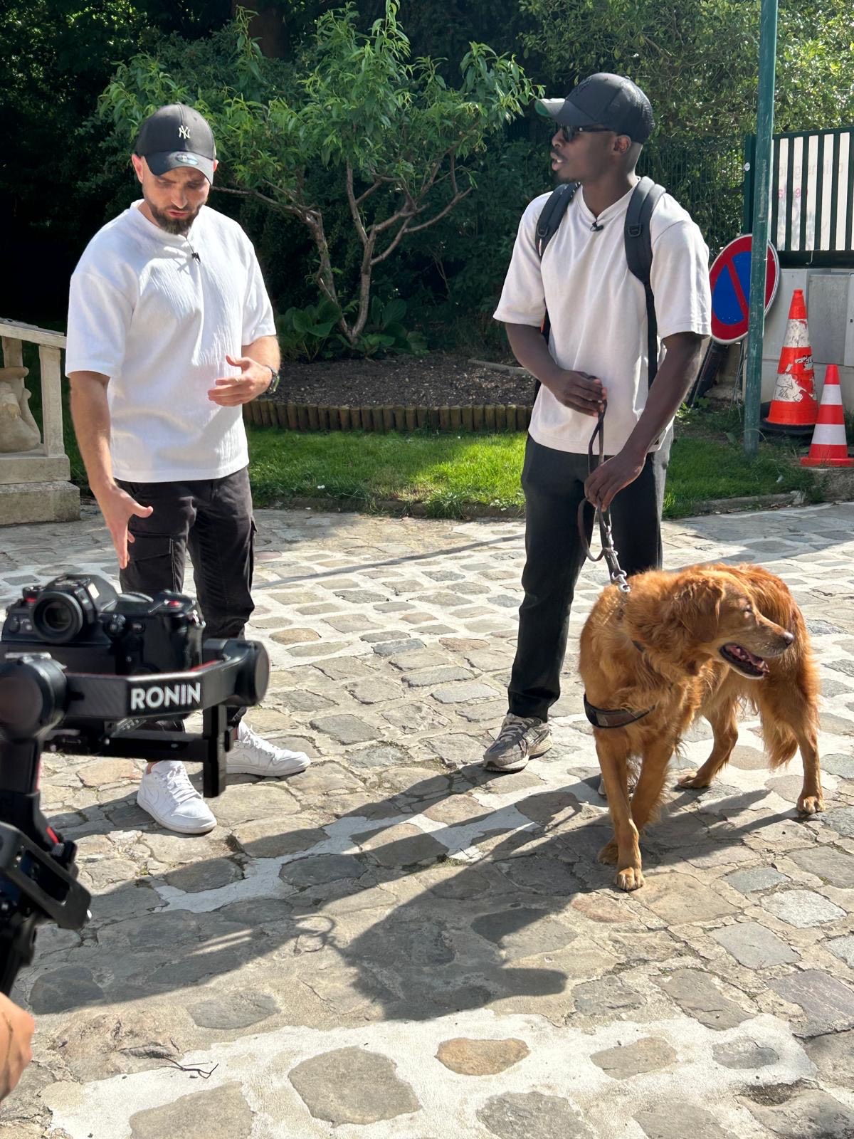 Photo de Benkader, malvoyant, avec son chien Nkeo, un golden beige. À leur gauche sur la photo se trouve Tony, alias Esprit Dog.