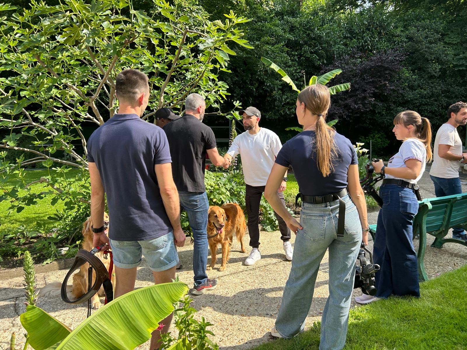 Photo montrant l’équipe d’Esprit Dog avec Tony, Benjamin et Dorian.